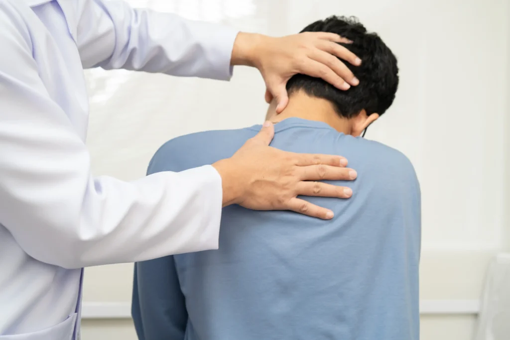 Dolori cervicali e vertigini: i 5 esercizi di fisioterapia più efficaci 2 Dolori cervicali